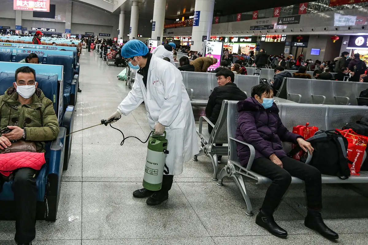 Cegah Penyebaran Virus Corona, Stasiun Kereta di China Disemprot Cairan Disinfektan