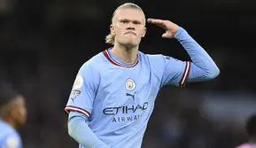 Erling Haaland. Striker Norwegia berusia 22 tahun milik Manchester City ini total mencetak 4 kali hattrick pada tahun 2022. Tiga hattrick terakhir dicetak Erling Haaland saat telah berseragam Mancheter City di ajang Liga Inggris pada musim 2022/2023, sementara satu hattrick lainnya dicetak saat ia masih berseragam Borusssia Dortmund di ajang Bundesliga 2021/2022. (AFP/Oli Scarff)