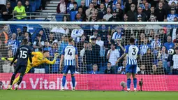 Kiper Brighton and Hove Albion, Bart Verbruggen kebobolan gol pertama saat menghadapi Chelsea lewat tendangan Cole Palmer pada laga tunda pekan ke-34 Liga Inggris 2023/2024 di American Express Community Stadium, Brighton, Rabu(15/5/2024). (AFP/Glyn Kirk)