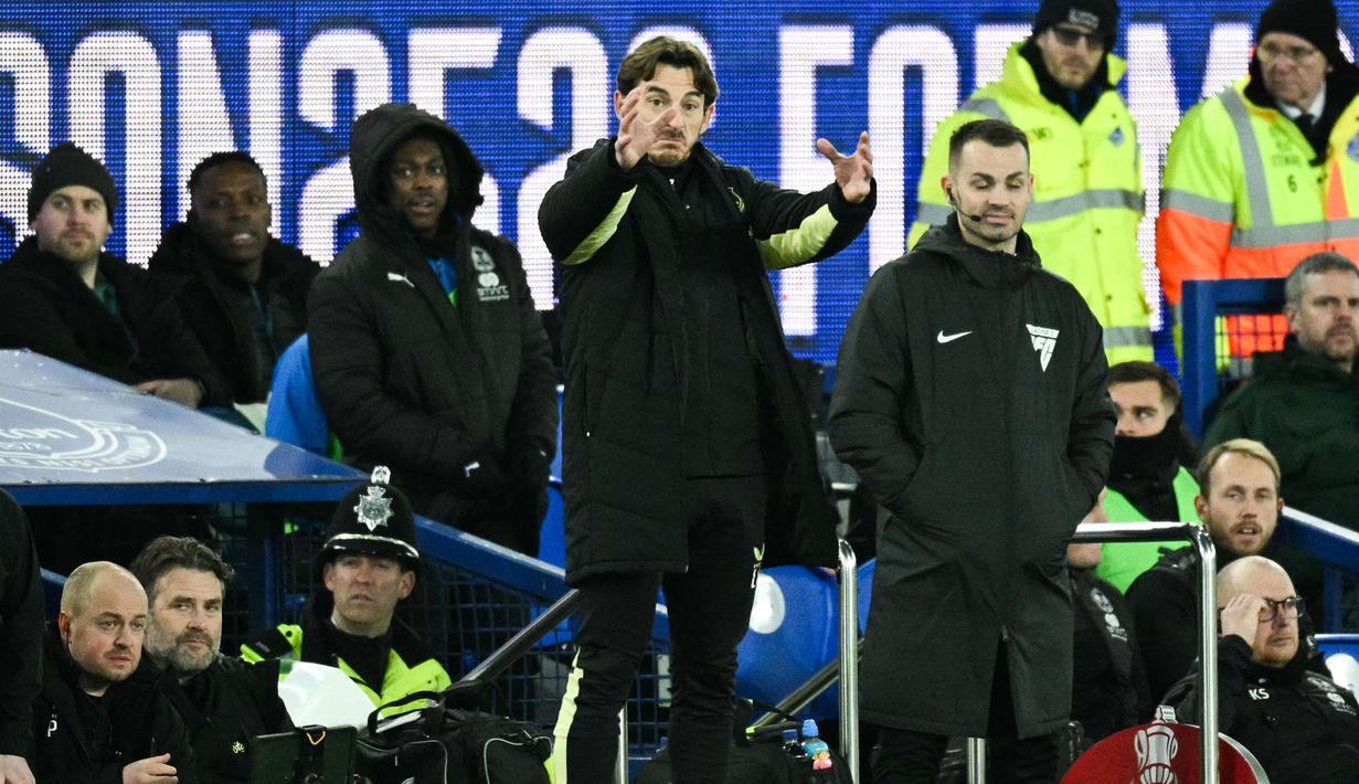 Karteker Everton, Leighton Baines saat menggantikan pelatih Sean Dyche yang dipecat pada laga putaran ketiga Piala FA 2024/2025 melawan Peterborough United di Goodison Park, Liverpool, Inggris, Jumat (10/01/2025) WIB. (AFP/Oli Scarff)