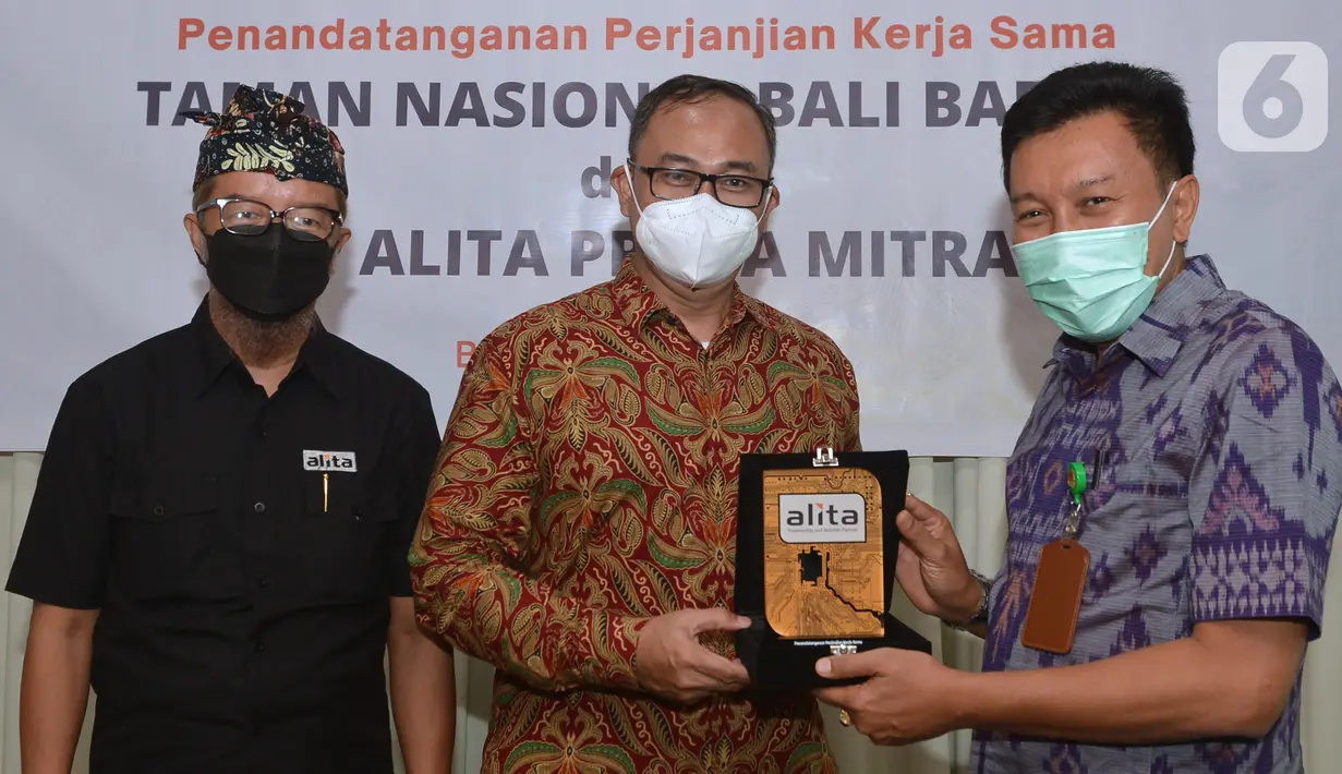 Pembangunan jaringan kabel serat optik diperlukan dalam pengembangkan dan peningkatan layanan penyediaan jaringan infrastruktur untuk menghadirkan akses internet berkualitas bagi masyarakat Pulau Bali, sekaligus bagian dari program penyediaan jaringan 5G. (Liputan6.com/HO/Alwi)