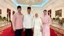 Begitu pun dengan pilihan baju Lebaran ibu negara Iriana Jokowi. Tampil serasi dengan Presiden Jokowi, Iriana tampil anggun mengenakan baju Lebaran lace berwarna putih, dipadu hijab putih polosnya. [Foto: Instagram/kaesangp]