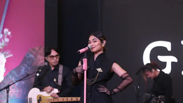 Geisha Tutup Parade Wastra Nusantara 2025 dengan Sentuhan Batik Modern. [Adrian Putra/Fimela]