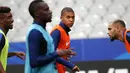 Kylian Mbappe menikmati sesi latihan bersama rekan-rekannya di Stade de France stadium, Saint Denis, (30/8/2017). Prancis akan melawan Belanda pada pada kualifikasi Grup A Piala Dunia 2018. (AP/Christophe Ena)