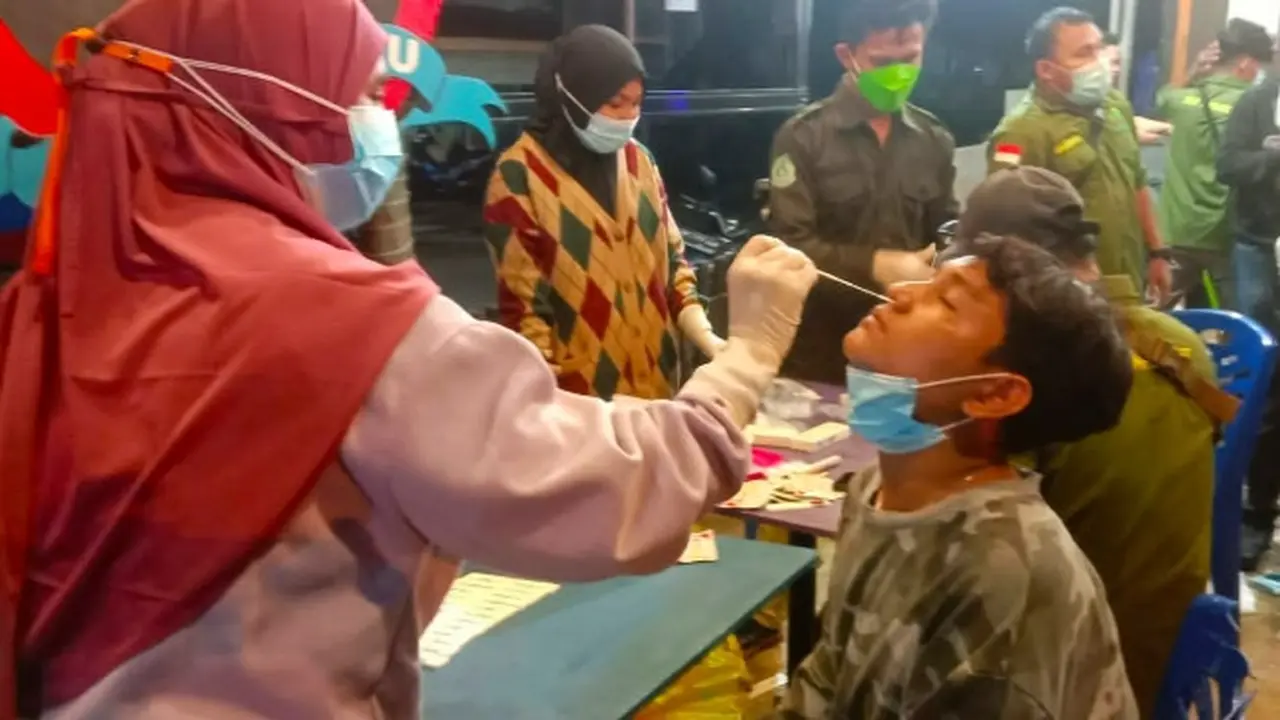 Rapid tes antigen oleh petugas medis kepada warga di Pekanbaru yang melanggar protokol kesehatan.