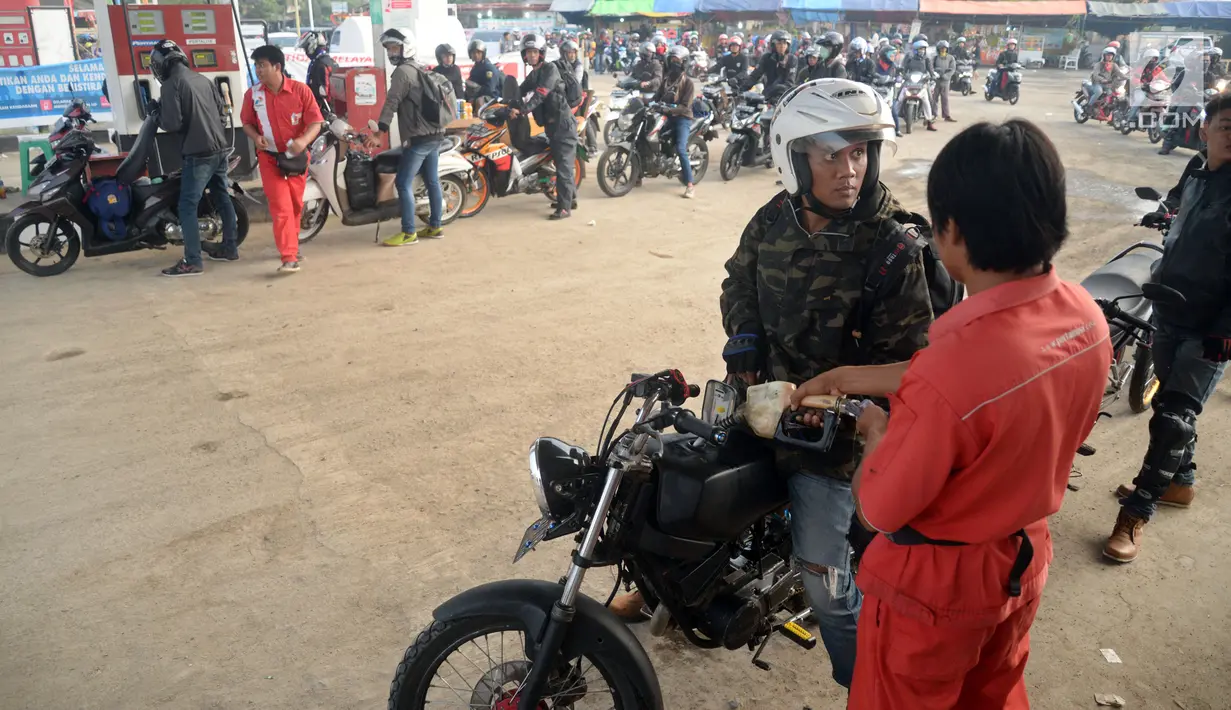 Suasana antrean pemudik yang ingin mengisi BBM di SPBU Tulungangung, Indramayu, Jabar, Jumat (23/6). Tingginya volume kendaraan pemudik yang masuk membuat antrian menjadi mengular. (Liputan6.com/Johan Tallo)