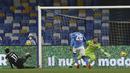 Pemain Spezia, Emmanuel Gyasi (kiri) berhasil menjebol gawang Napoli dalam pertandingan perempat final Coppa Italia di Stadion Diego Armando Maradona, Jumat (29/1/2021) dini hari WIB. (Foto: AP/LaPresse/Alessandro Garofalo)