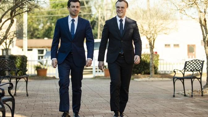 Calon menhub AS Pete Buttigieg dan suaminya Chasten. Dok: AP Photo/Matt Rourke