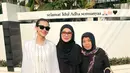 Aaliyah Massaid salat Idul Adha bersama Reza Artamevia dengan outfit serba putih Ia kenakan abaya dengan kerudung tipis dan sandal Hermes berwarna cokelat [@aaliyah.massaid]