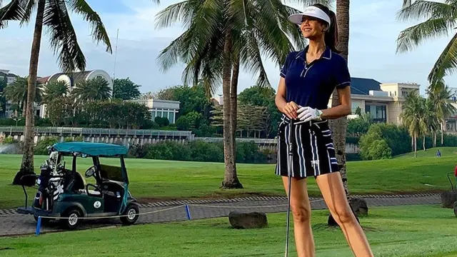 7 Gaya Farah Quinn saat Main Golf, Tetap Stylish