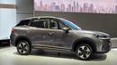 Dengan harga dibawah 300 juta rupiah, Wuling Alvez memiliki desain yang atraktif. Tampilan keseluruhan yang terbilang mewah dan elegan dengan velg two tone polish. Terdapat over fender hitam di keempat rodanya untuk memperkuat citranya sebagai sebuah SUV.