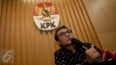Plt Pimpinan KPK, Johan Budi menggelar konferensi pers terkait penetapan Bupati Morotai, Rusli Sibuea sebagai tersangka, Jakarta, Jumat (26/6/2015). Penetapan tersangka ini berdasarkan hasil pengembangan kasus Akil Mochtar. (Liputan6.com/Helmi Afandi) 