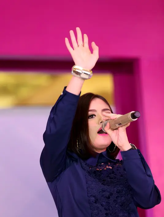 'Seru, aku juga nyanyi di Miss Celebrity Indonesia 2015 di kota-kota sebelumnya. Di babak ini tantangan semakin meningkat untuk peserta,' ujar Tika Ramlan. (Andy Masela/Bintang.com)