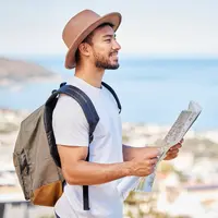 Ilustrasi seorang pria yang sedang liburan di pantai. ©PeopleImages.com/Depositphotos.com.