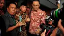 Hadi Poernomo dikawal keluar ruang sidang usai menjalani sidang praperadilan KPK di PN Jakarta Selatan, Selasa (26/5/2015). Hakim tunggal Haswandi mengabulkan permohonan praperadilan yang diajukan mantan Ketua BPK tersebut (Liputan6.com/Yoppy Renato)
