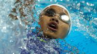 Perenang DKI Jakarta, Adelia Chantika beraksi dalam nomor 4x100 meter estafet gaya ganti putri Kejuaraan Nasional Akuatik Indonesia 2026 di Stadion Akuatik Gelora Bung Karno, Senayan, Jakarta, Jumat (01/05/2026). (Bola.com/Bagaskara Lazuardi)