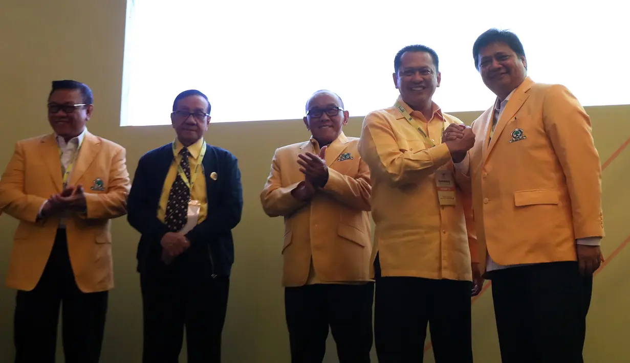 Ketua Umum DPP Golkar Airlangga Hartarto bersalaman dengan Ketua MPR Bambang Soesatyo saat menghadiri rapat pimpinan nasional (Rapimnas) Partai Golkar di Kawasan Kuningan, Jakarta Selatan, Kamis (14/11/2019). (Liputan6.com/Johan Tallo)