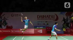 Pebulu tangkis ganda putra Indonesia Marcus Fernaldi Gideon/Kevin Sanjaya Sukamuljo (kiri) saat bertanding melawan ganda putra Korea Selatan Kang Min Hyuk/Seo Seung Jae pada babak 32 besar Daihatsu Indonesia Masters 2023 di Istora Senayan, Jakarta, Selasa (24/1/2023). Marcus Fernaldi Gideon/Kevin Sanjaya Sukamuljo berhasil lolos ke babak 16 besar Daihatsu Indonesia Masters 2023 usai mengalahkan Kang Min Hyuk/Seo Seung Jae skor skor 21-17 dan 21-12. (Liputan6.com/Herman Zakharia)