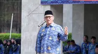 Wali Kota Cilegon Helldy Agustian saat upacara peringatan HUT Korpri ke-53 di halaman Kantor Wali Kota Cilegon, Banten.