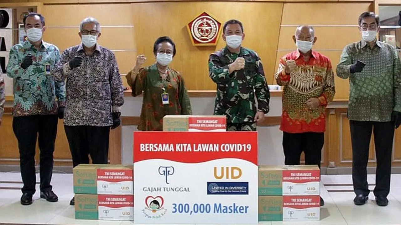 Yayasan Upaya Indonesia Damai menyumbangkan 300 ribu masker medis kepada TNI. (Dok UID)