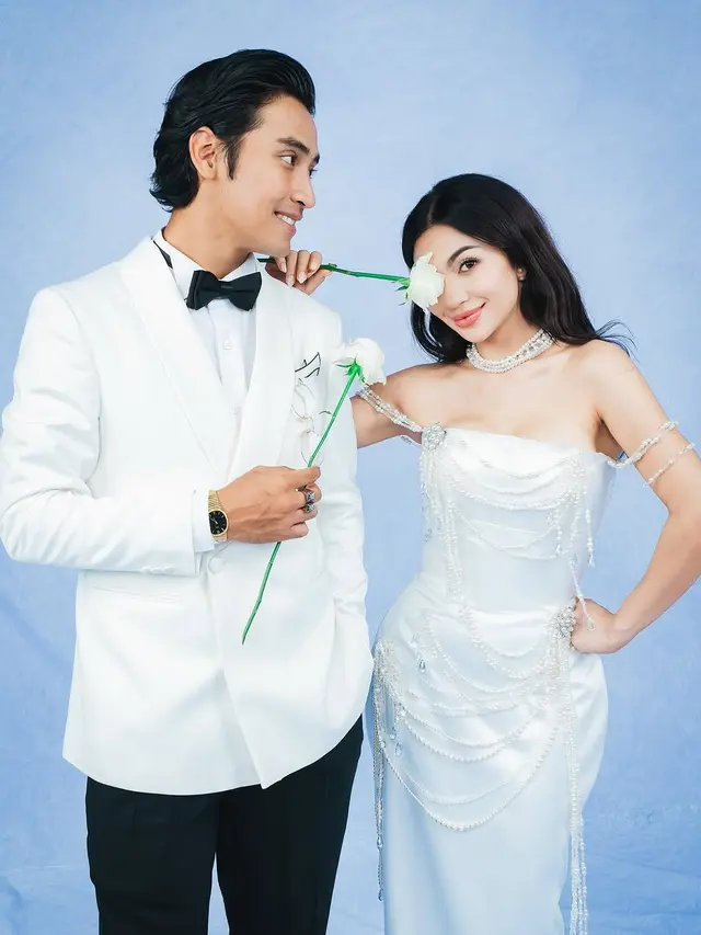 6 Pesona Mahal Ariel Tatum Berbalut Gaun Serba Mutiara di Gala Premiere Business Proposal Indonesia