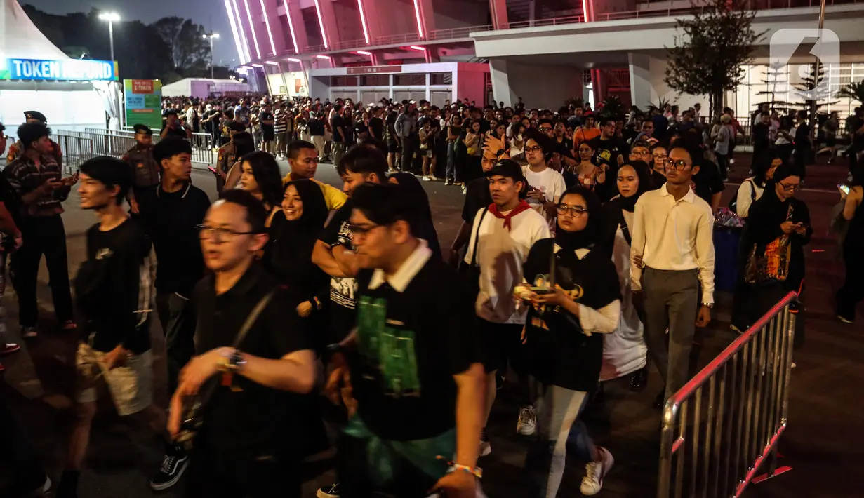 Pintu masuk dibuka pada pukul 16.00 WIB setiap hari, kecuali hari pertama yang dibuka pada pukul 16.30. (Liputan6.com/Johan Tallo)