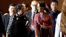 Menteri Luar Negeri Indonesia, Retno Marsudi dan Penasihat Negara Myanmar, Aung San Suu Kyi berjalan usai menghadiri Pertemuan Menteri Luar Negeri ASEAN , Myanmar, Senin (19/12). Pertemuan tersebut membahas masalah Rohingya. (REUTERS / Soe Zeya Tun)