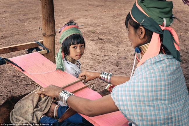 Cincin kuningan di leher telah dipakai wanita suku Kayan sejak mereka masih anak-anak | Photo: Copyright asiantown.net