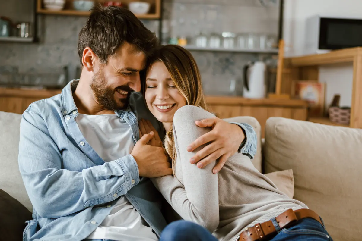 perempuan dan pasangan oktober cinta besar