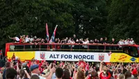 Suporter menyambut Timnas Norwegia yang baru kembali dari Piala Dunia 2026 di Slottsplassen, Oslo, Senin (13/7/2026) waktu setempat. (Amanda Pedersen Giske/NTB/AFP)