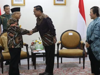 Wakil Presiden Ma'ruf Amin (kedua kiri) saat menerima kunjungan Direktur PT Surya Citra Media (SCM) Imam Sudjarwo (kedua kanan) dan Direktur Program SCM, Harsiwi Ahmad (kanan) di Kantor Wakil Presiden, Jakarta, Senin (20/1/2020). (Liputan6.com/Angga Yuniar)