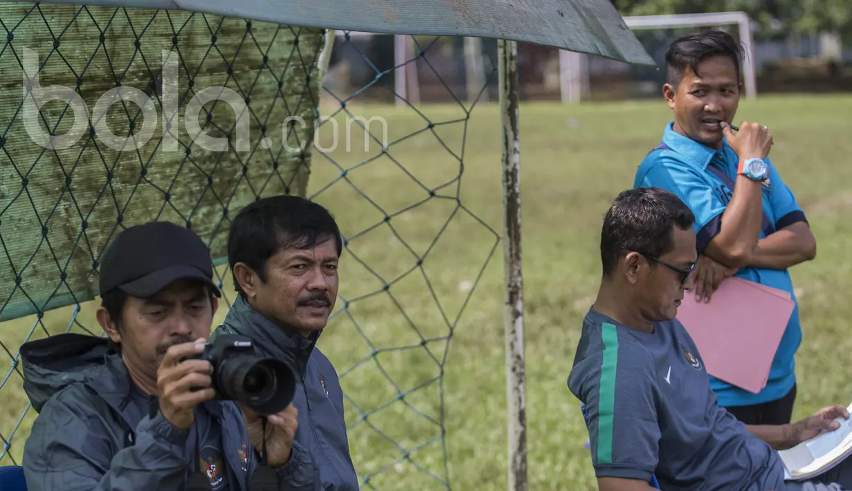 Pelatih Timnas Indonesia U-19, Indra Sjafri, memantau seleksi Timnas Indonesia U-19 di Lapangan Aldiron, Jakarta, Kamis (23/2/2017). (Bola.com/Vitalis Yogi Trisna)
