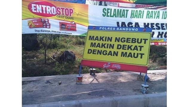 6 Spanduk Imbauan Keselamatan Ini Kocak, Bikin Ketawa