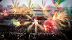 Foto ini menampilkan pertunjukan kembang api berjudul “Le Dernier Carnaval” (The Last Carnival), yang disutradarai oleh seniman Cai Guo-Qiang, dengan bantuan kecerdasan buatan (Artificial Intelligence - AI), di Centre Pompidou, Beaubourg, untuk menandai penutupan gedung tersebut selama proyek renovasi lima tahun, di Paris. Prancis pada 22 Oktober 2025. (Thibaud MORITZ/AFP)