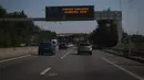 <p>Tanda jalan bertuliskan "Panas Ekstrem, minum air", memperingatkan pengendara tentang prakiraan gelombang panas saat suhu udara melebihi 42 derajat celsius di lingkar jalan di Nantes, Senin (18/7/2022). Peramal cuaca menempatkan 15 departemen di sebagian besar sisi barat Prancis ke status siaga tertinggi untuk suhu ekstrem. (Loic VENANCE / AFP)</p>
