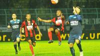 Pemain sayap Persipura Jayapura, Ferinando Pahabol menghalau bola saat berduel dengan striker Arema Cronus, Cristian Gonzales di Stadion Kanjuruhan, Kabupaten Malang, Minggu (26/6/2016)