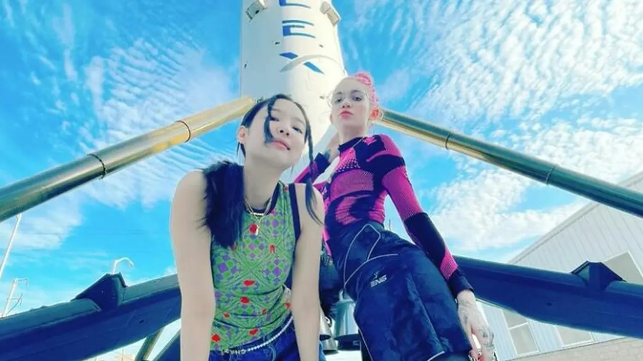 Gaya Kasual Jennie BLACKPINK Foto Bareng Pacar Elon Musk di Depan Roket SpaceX