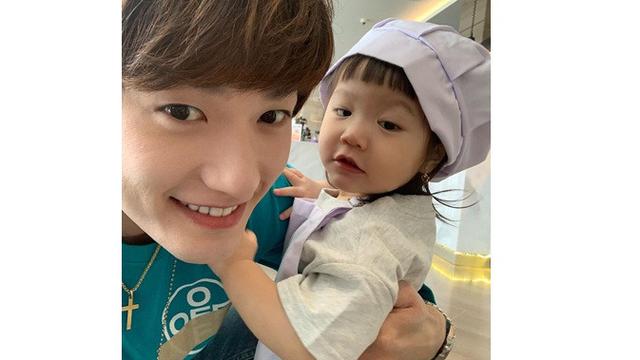 7 Potret Kebersamaan Lee Jeong Hoon dan Buah Hati yang Jarang Tersorot