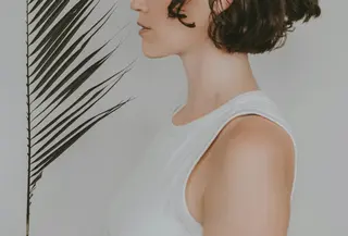 Gaya ini playful dan cocok untuk suasana santai atau hangout bareng teman, sisakan rambut bawah untuk tetap menunjukkan keindahan ikalnya (Foto: Elise Wilcox/Unsplash)