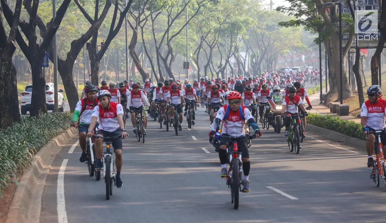 Peserta bersepeda pada acara Gowes Merdeka di BSD City, Tangerang Selatan, Minggu (18/8/2019). Gowes Merdeka yang diikuti 6.500 peserta dari Grup Astra, TNI-Polri dan komunitas sepeda digelar dalam rangka merayakan HUT ke-74 RI sekaligus mempromosikan gaya hidup sehat. (Liputan6.com/Fery Pradolo)
