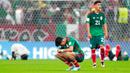 Reaksi pemain Meksiko Kevin Alvarez usai melawan Arab Saudi pada pertandingan sepak bola Grup C Piala Dunia 2022 di Stadion Lusail, Lusail, Qatar, 30 November 2022. Meksiko menang 2-1 tetapi gagal melaju ke babak 16 besar Piala Dunia 2022. (AP Photo/Manu Fernandez)