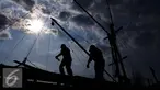 Panas terik matahari dan debu yang berterbangan menjadi sahabat buat mereka para kuli panggul di Pelabuhan Sunda Kelapa yang mungkin sudah melekat puluhan tahun, Jakarta pada 9 agustus 2016. (Liputan6.com/Angga Yuniar)