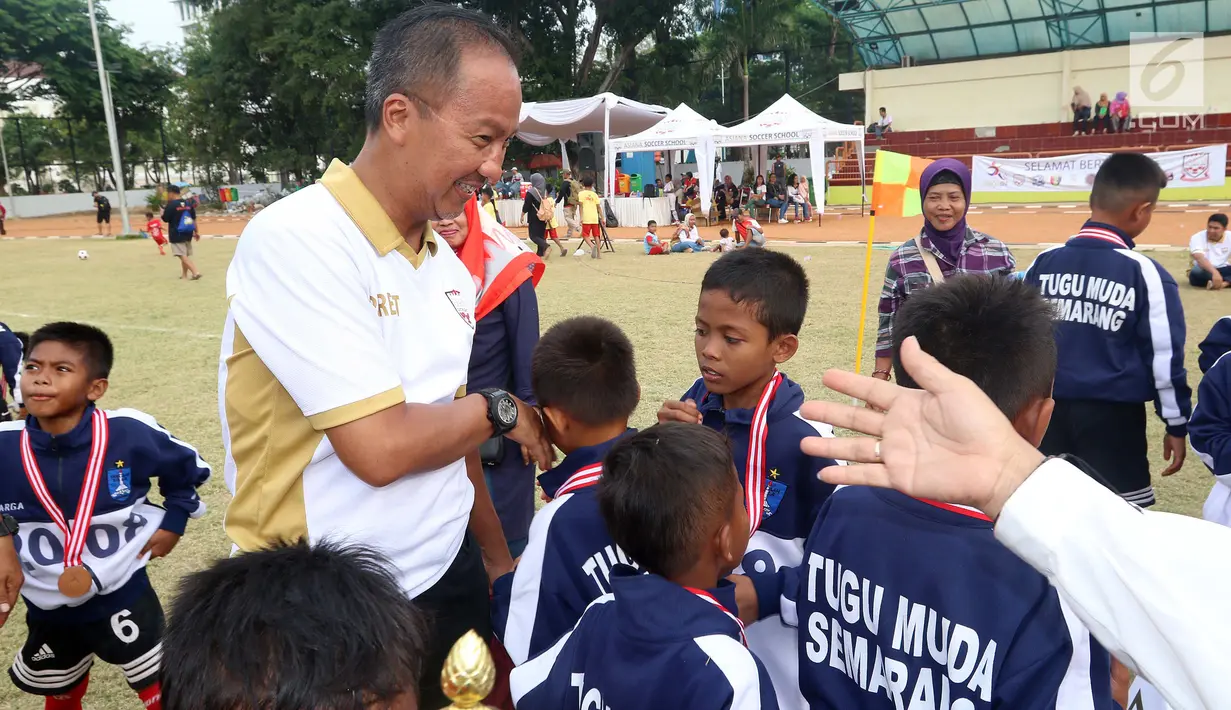 Menteri Sosial Agus Gumiwang menyalami anak-anak saat mengunjungi dan menyaksikan sekaligus menutup Turnamen Asiana Cup IV di Jakarta, Minggu (14/10). Asiana Cup membina pesepak bola usia dini. (Liputan6.com/JohanTallo)