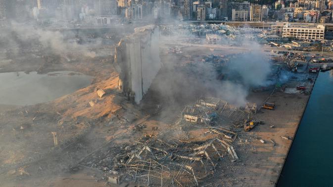 Dalam gambar drone ini, silo yang hancur berada di antara puing-puing setelah ledakan di pelabuhan Beirut, Lebanon, Rabu (5/8/2020). Ledakan di kawasan pelabuhan itu mengguncangkan seluruh ibu kota, mengguncang bangunan, dan menebarkan kepanikan di antara warganya. (AP Photo/Hussein Malla)