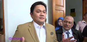 Perseteruan Farhat Abbas dan Ahmad Dhani memasuki babak baru, PN Jakarta Selatan Senin (11/8) menggelar sidang gugatan Farhat terhadap bos republik cinta management tersebut.