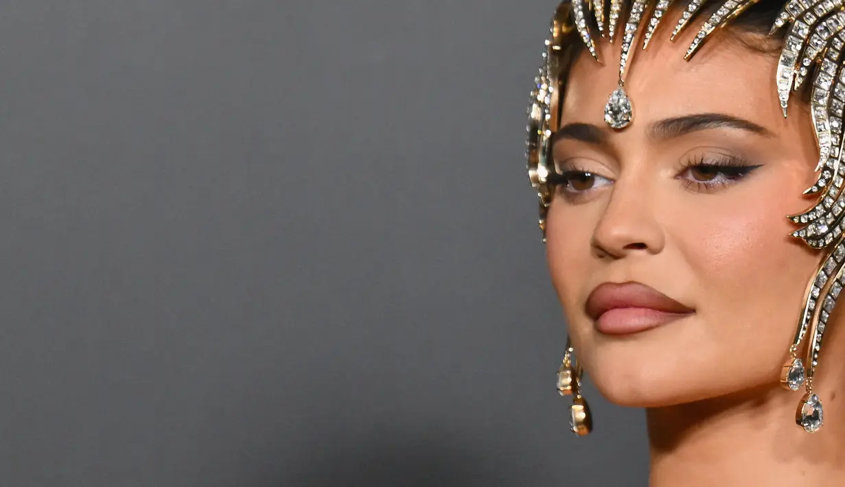 Kylie Jenner tiba pada pembukaan pameran Thierry Mugler: Couturissime di Brooklyn Museum, Brooklyn, New York City, Amerika Serikat, 15 November 2022. Kylie, yang menyambut anak keduanya dengan Travis Scott pada bulan Februari, memakai riasan wajah penuh, termasuk bibirnya yang seksi. (ANGELA WEISS/AFP)