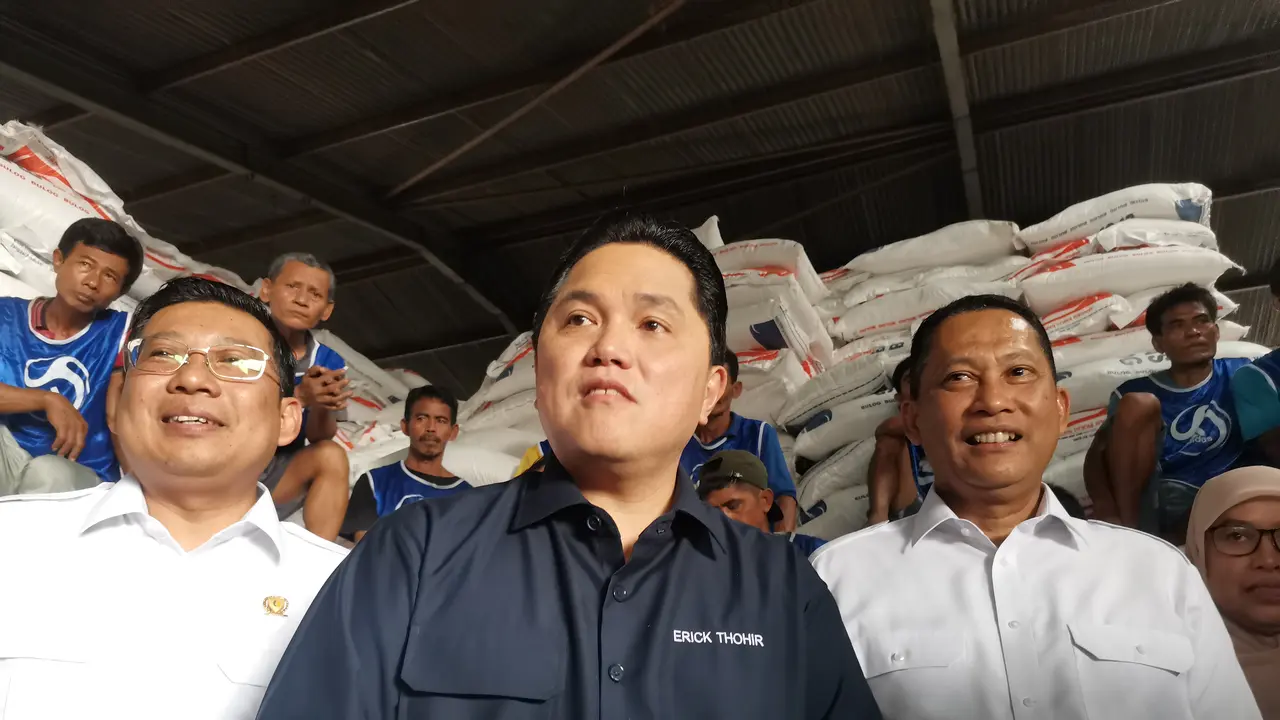 Menteri Badan Usaha Milik Negara (BUMN) Erick Thohir menyambangi Pasar Induk Beras Cipinang, Jakarta Timur, Rabu (4/10).