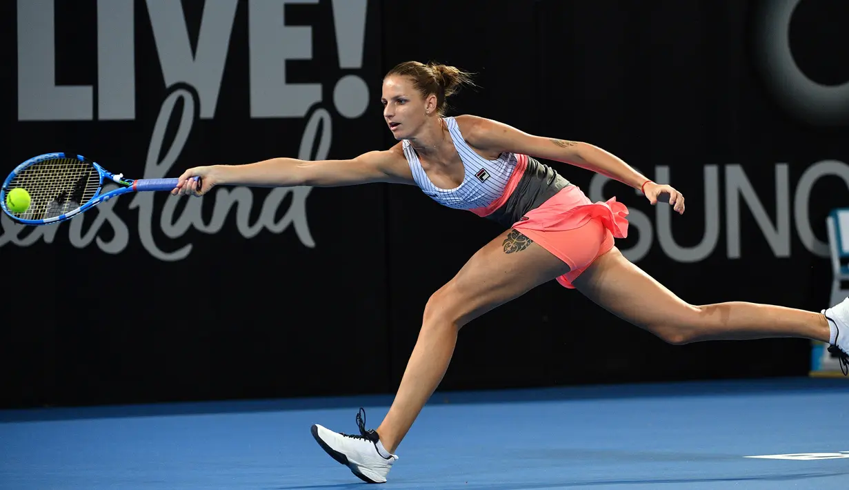 Petenis asal Republik Ceko, Kristyna Pliskova mengejar bola saat melawan petenis dari AS, Catherine Bellis dalam turnamen tenis Brisbane International di Brisbane (3/1). (AFP Photo/Saeed Khan)