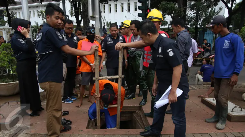 20160315-Begini Cara Tersangka Mencuri Kabel di Gorong-gorong-Jakarta