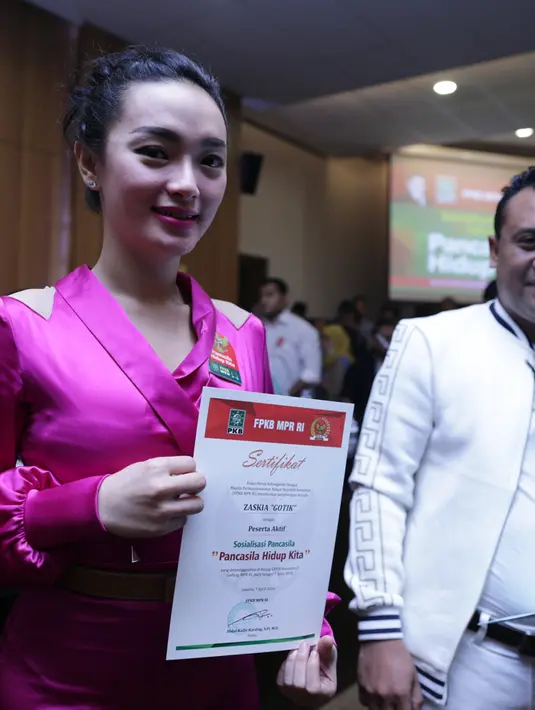 Akibat candaan, Zaskia Gotik berurusan dengan hukum diduga hina lambang negara. Setelah kejadian itu, kini Zaskia Gotik dinobatkan menjadi duta Pancasila.(Adrian Putra/Bintang.com)